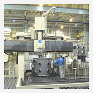 大物鋳物を高精度に重切削加工する門型マシニングセンターでコンプレッサーシリンダーを加工する