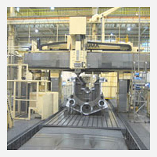 ディーゼルエンジン用フレーム鋳物を加工する　テーブルが10Mの門型マシニングセンター