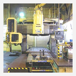 清水町本社鋳造工場で製造する　小中鋳物を加工するテーブルが3Mの門型マシニングセンター