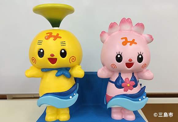 発泡スチロールで出来た三島市のマスコットキャラクターの黄色のみしまるくんとピンクのみしまるこちゃんの模型