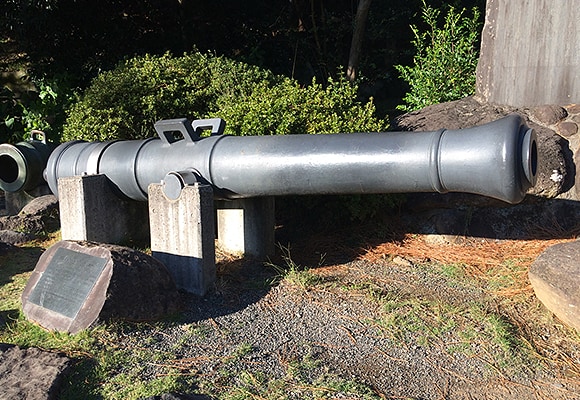 大砲の前には木村鋳造所が製作したことが書かれたプレートがある